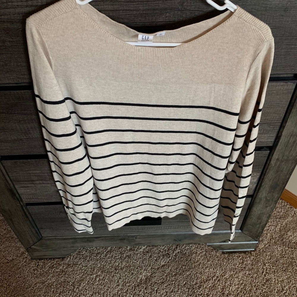 Gap sweater